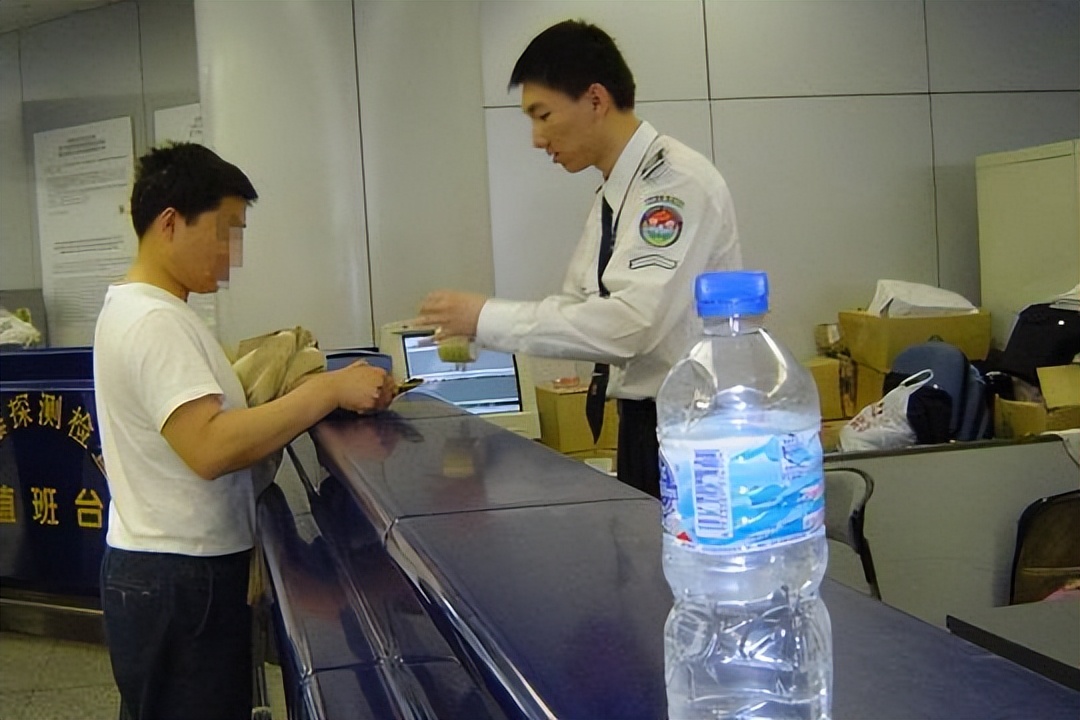 飞机上的秘密：空姐必须穿*袜丝**，禁止自带饮用水，粪便“空投”了