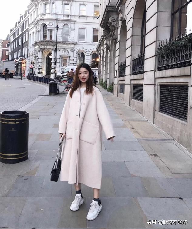 小白鞋搭配羽绒服好看吗,小白鞋搭配羽绒服长款