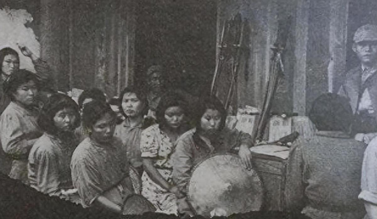 日军兽行：当着男人的面玷污了女儿，临走还残忍割下妻子乳房