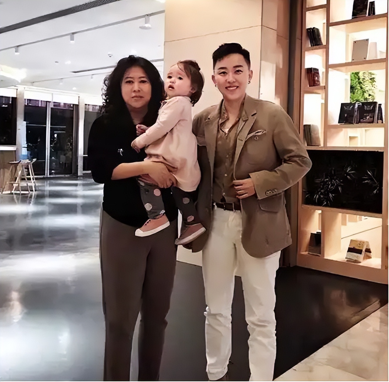 5年前，花50万买精子生下五国混血儿的叶海洋，勇敢地活出了自我