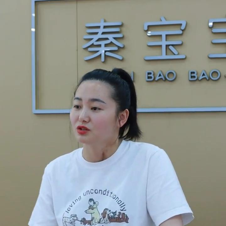 美女的闺蜜在我们家买了项链，美女又在我们家定了个大克重...
