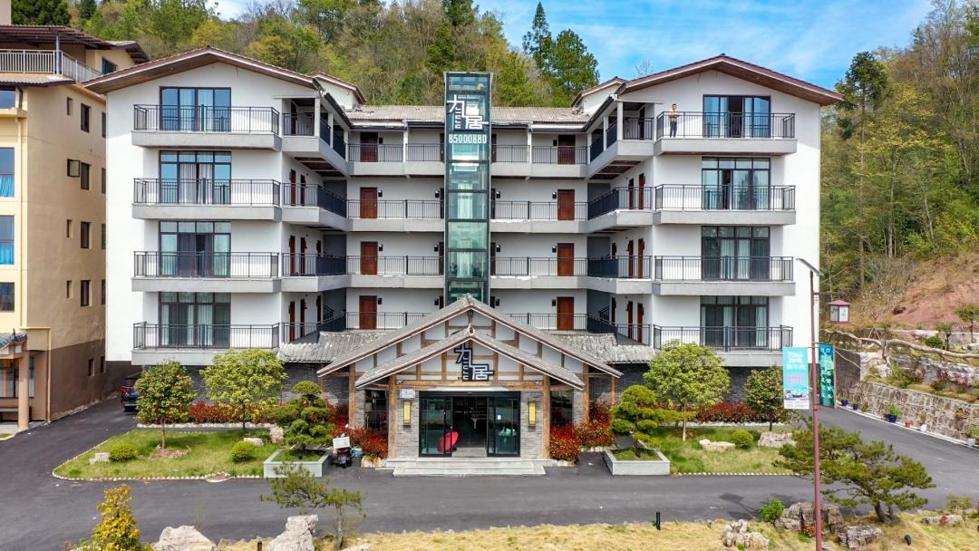 好多来黄水避暑的人,黄水康养