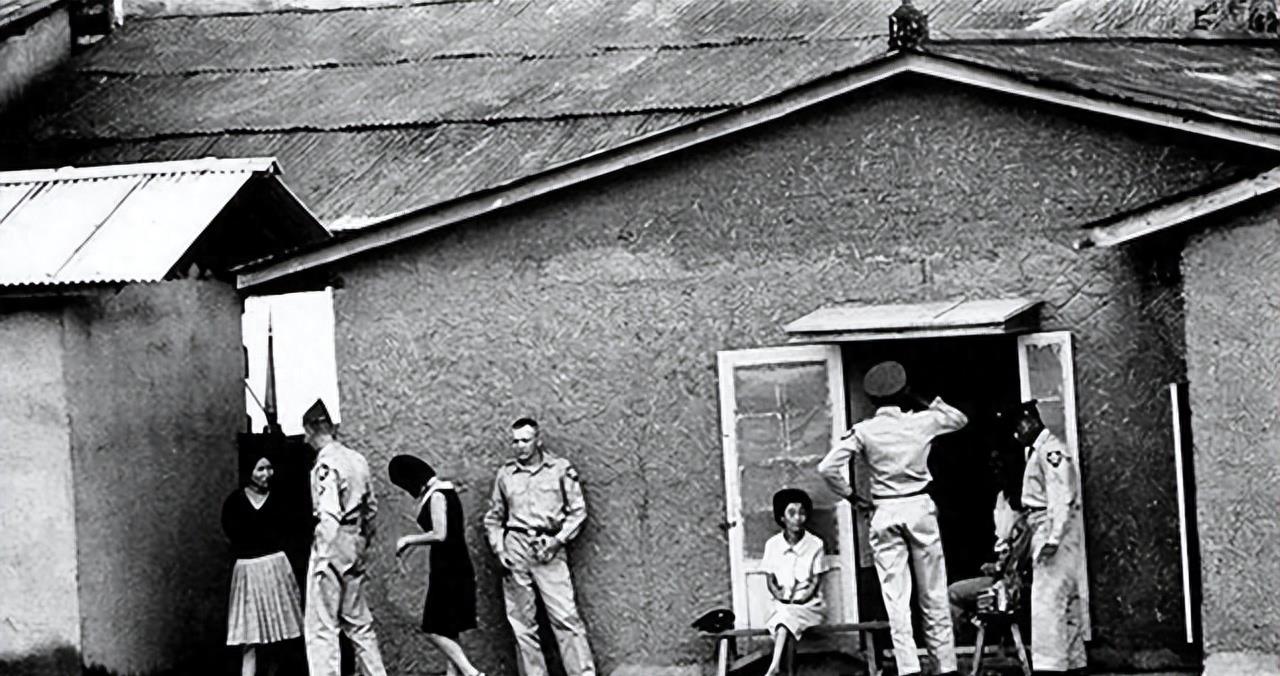 1947年,穿着清凉的韩国女子双腿叉开,豪放的坐在美国大兵腿上。