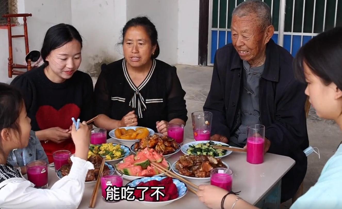 周甜丽遭道德绑架?直播带货年入百万,送婆婆银手镯被质疑太抠门