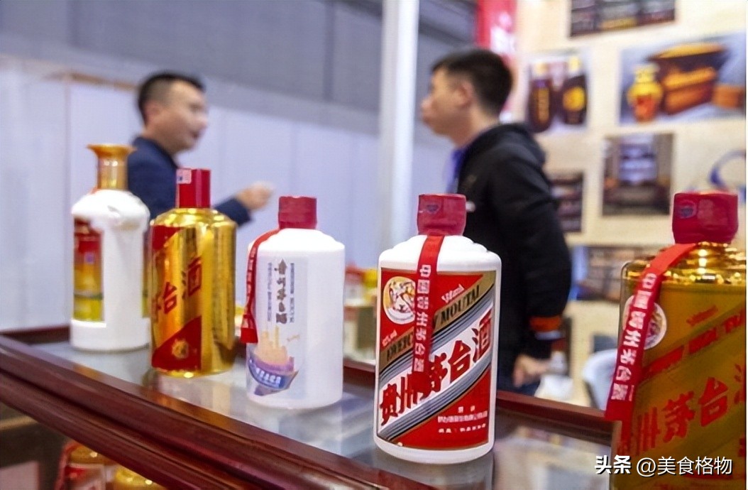 茅台为什么要送小杯子呢,买茅台时送的酒杯是干嘛用的