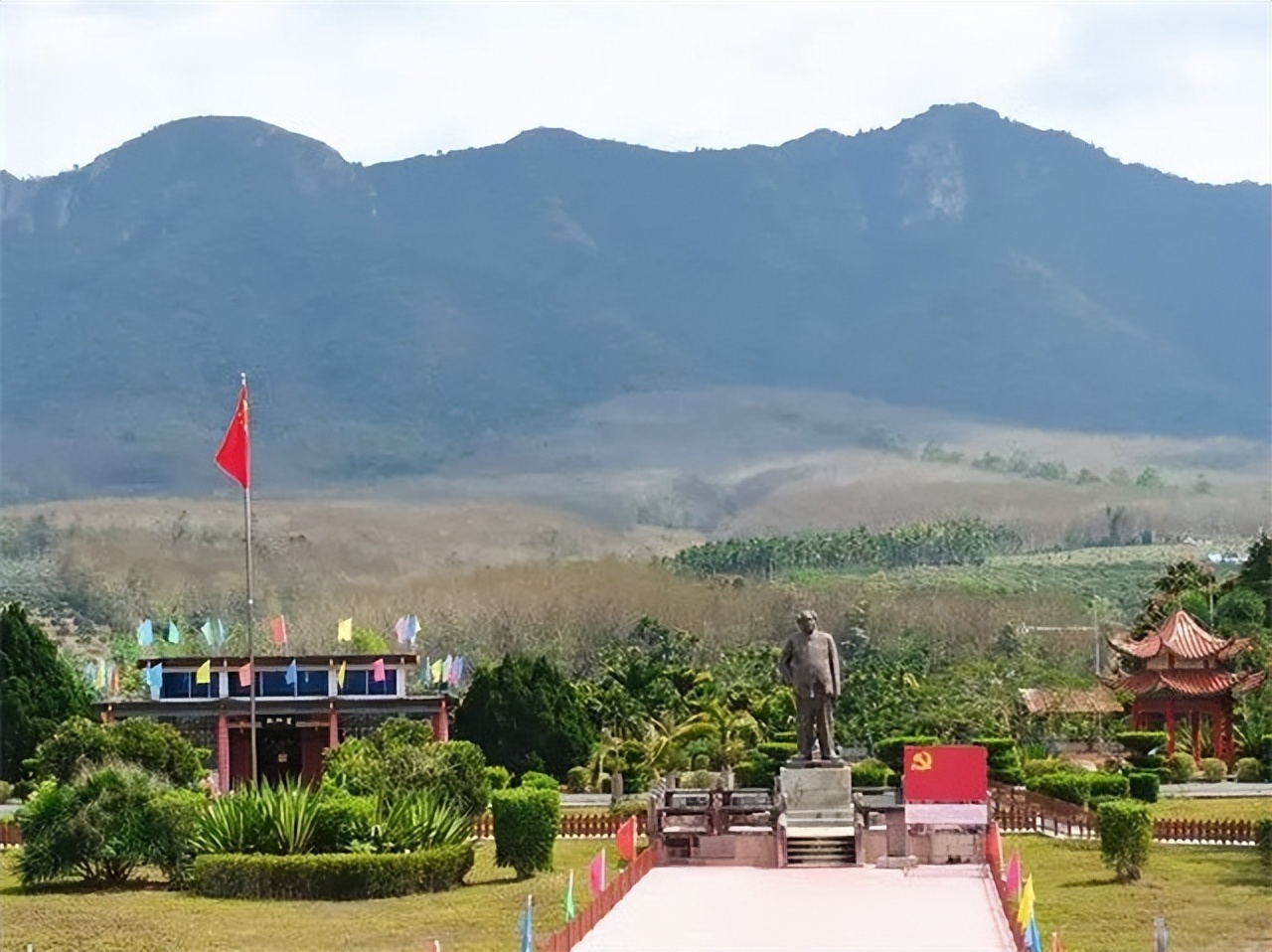 海南发现一山头长得像毛主席,孔令华跪地流泪,李讷也都感叹很像