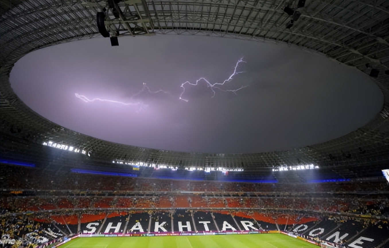 大雨中的足球比赛名场面,大雨足球比赛解说