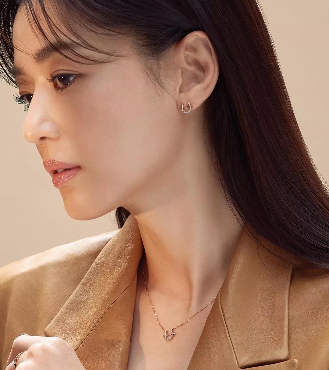 驼色外套内搭什么色彩打底,158梨形身材驼色大衣搭配高级感