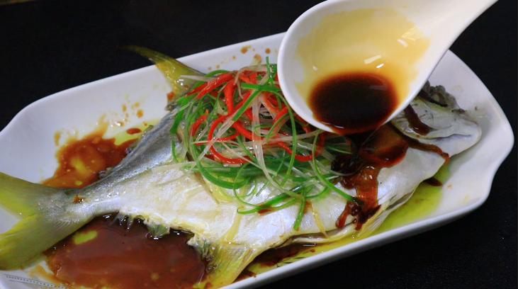 清蒸鲳鱼蒸多少分钟最好,清蒸鲳鱼用不用热油