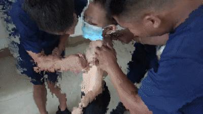 小孩不慎被502粘住了怎么办,502粘住手了消防员的做法