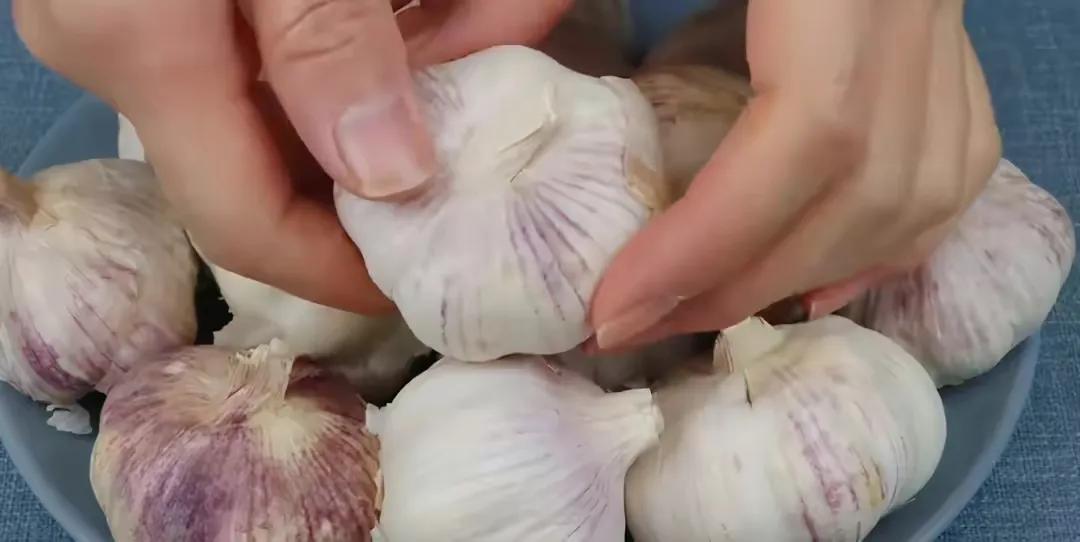 剥大蒜皮的方法,剥大蒜皮快速方法