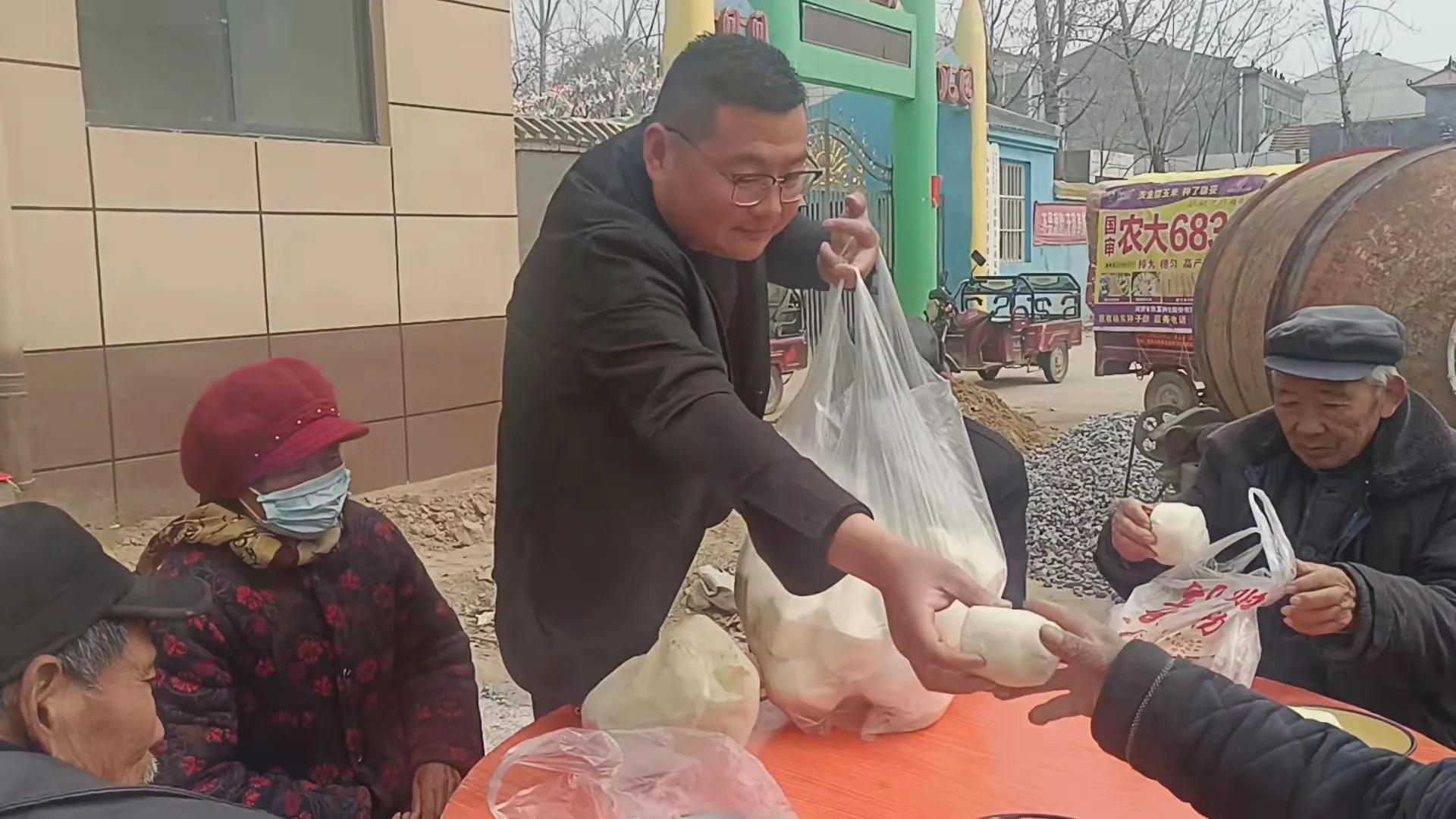 免费给空巢老人提供午餐,每天给村里老人们做顿免费的午餐