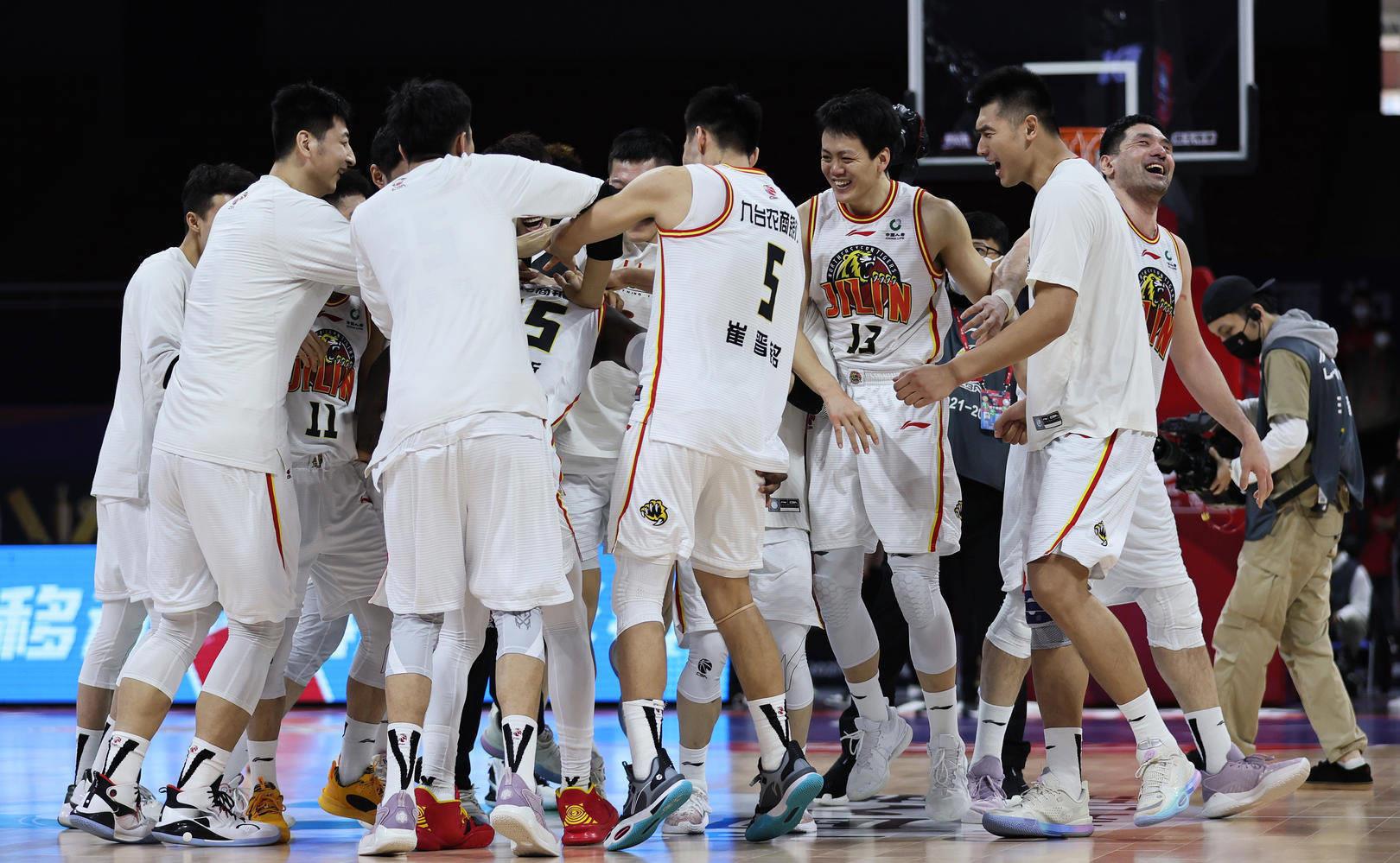 向球队灌输快乐篮球理念的吉林教练“庞庞虎”