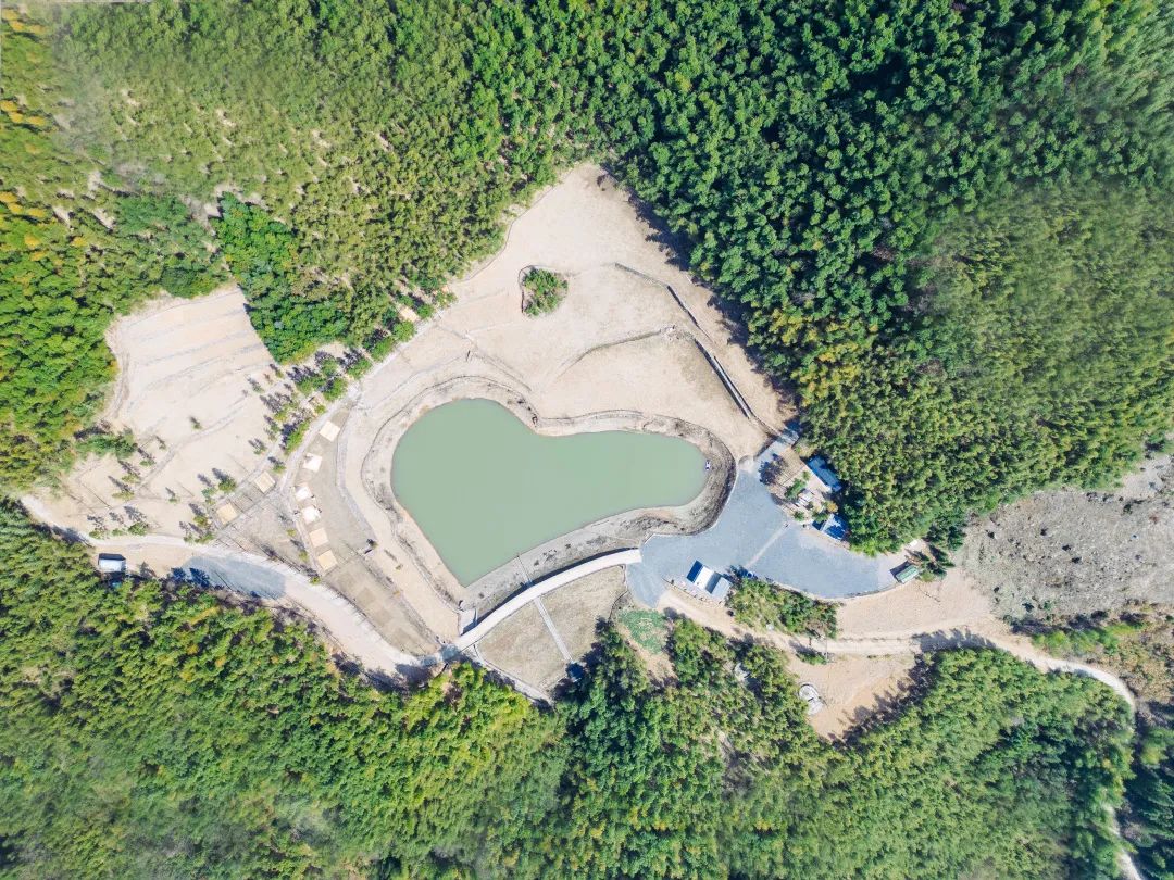 全羊宴烤乳猪、神秘矿坑、湿身派对…有趣不扎堆,假期支棱起来吧