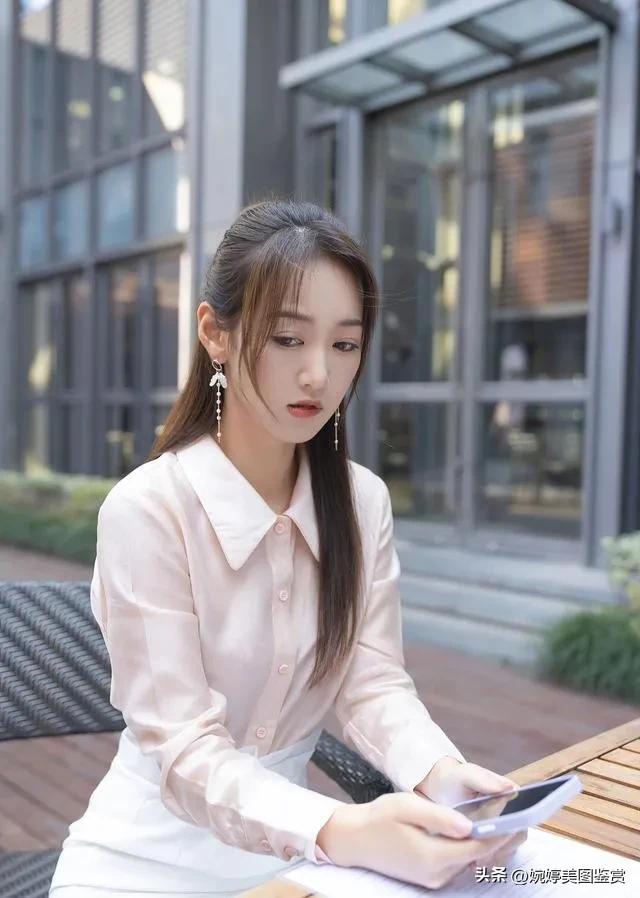 白衬衣黑短裙是职业装的经典搭配,吊带裙搭配西装外套高级感写真照