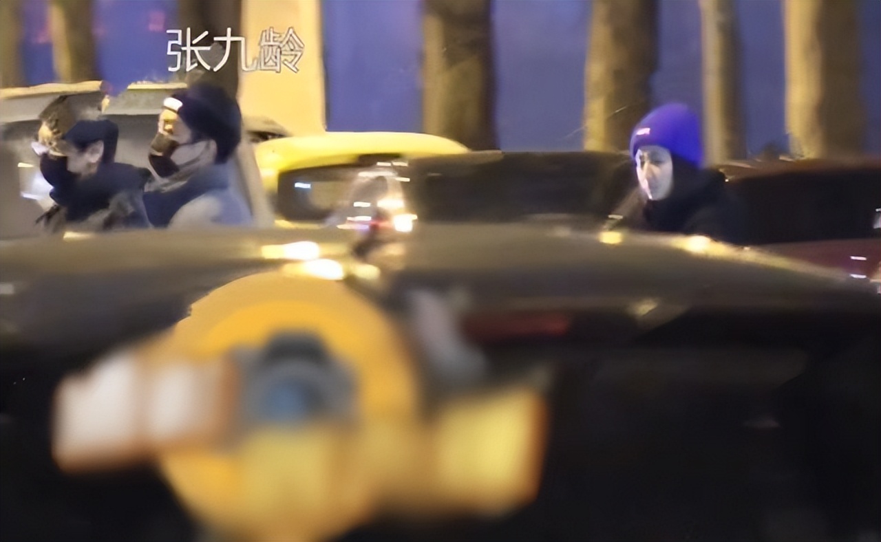 27岁德云社队长携女友逛街，坐在车内一同吞云吐雾，疑已同居试婚