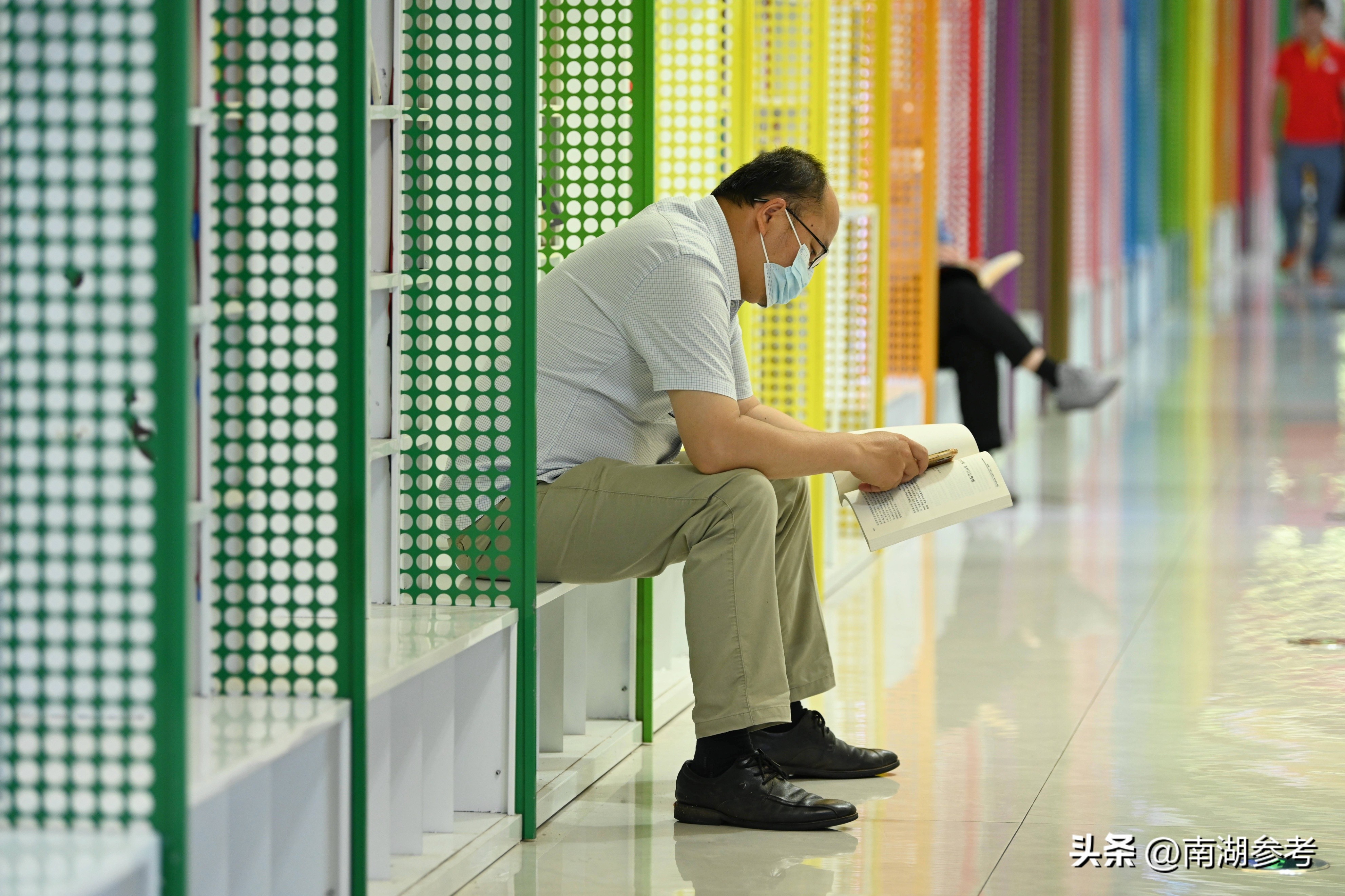 南宁24小时营业的书店,南宁地铁站现百米彩虹书店