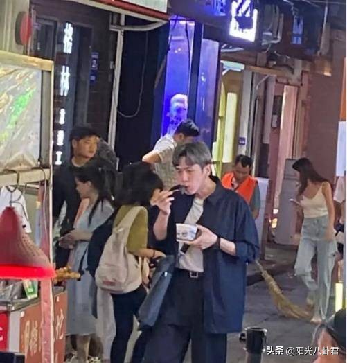 双腿细似竹竿，体型堪比纸片，内娱男星的审美真是太“畸形”了