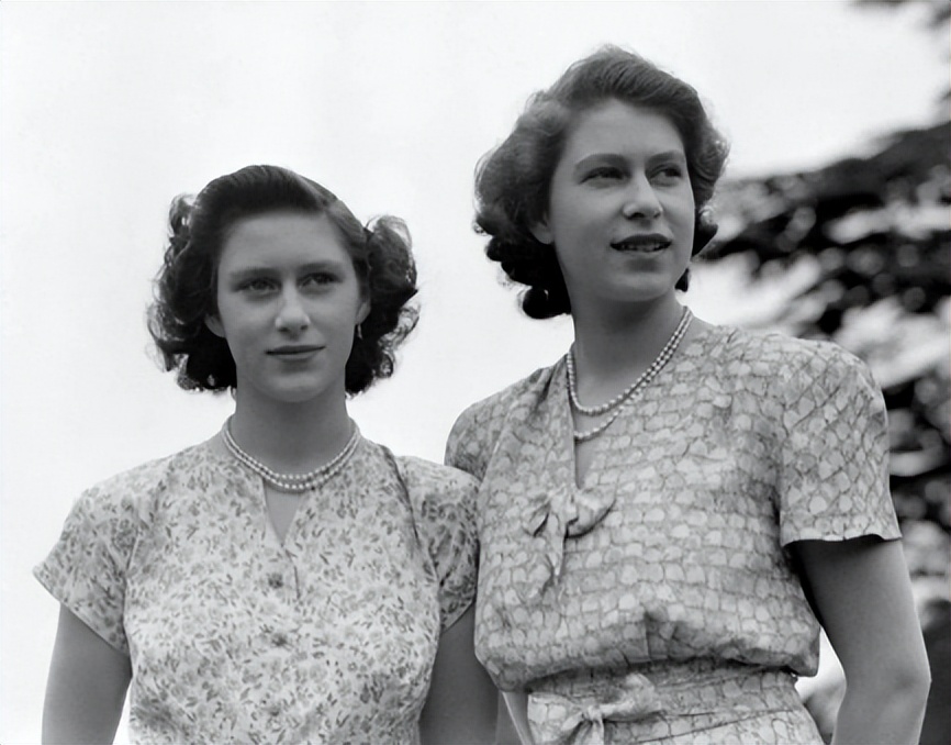 英国女王的珍珠项链是海水珍珠吗,英国女王都有哪些珠宝首饰呢