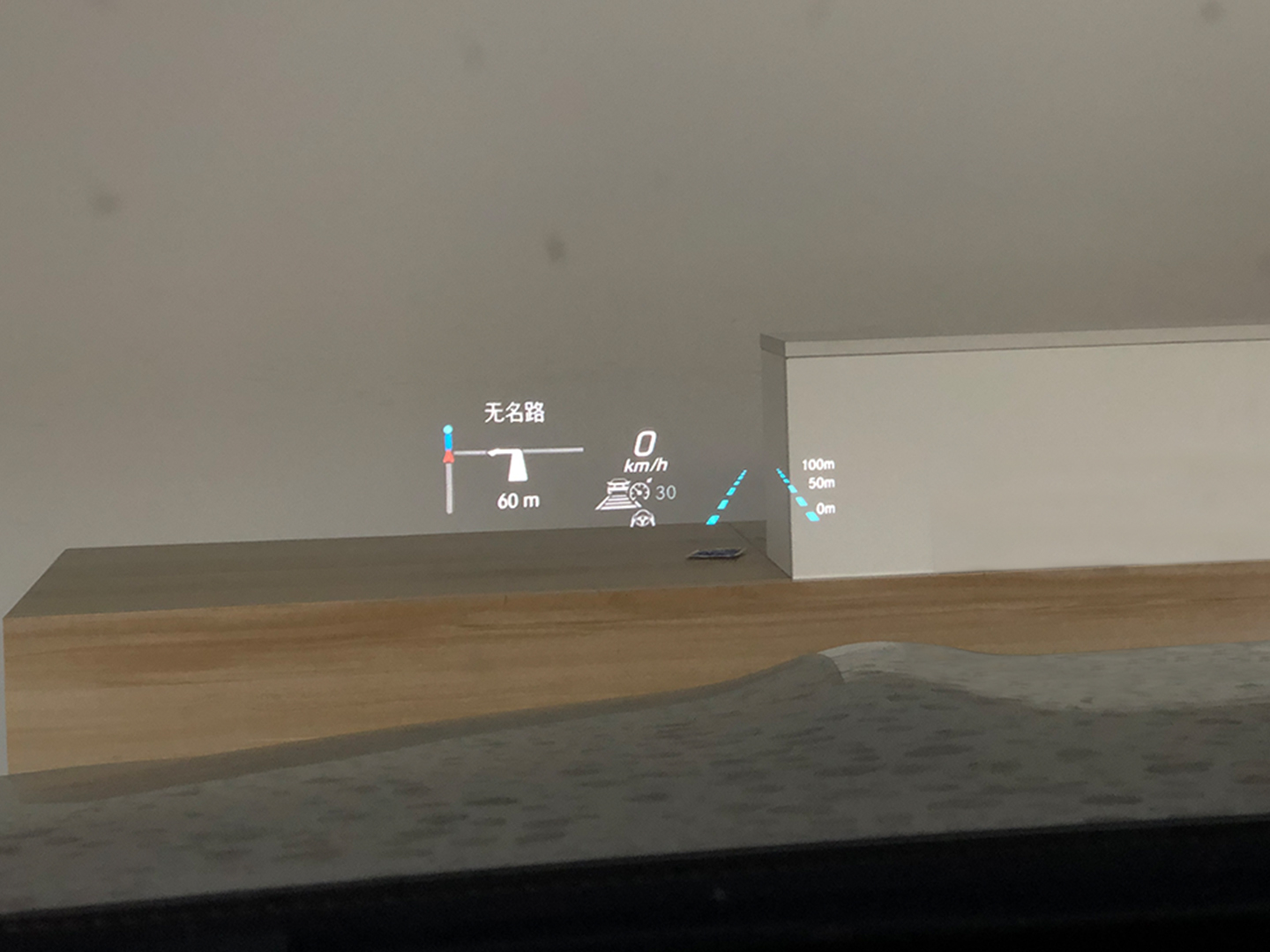 新款奔驰e300l有没有抬头显示,奔驰hud抬头显示能调节高低么