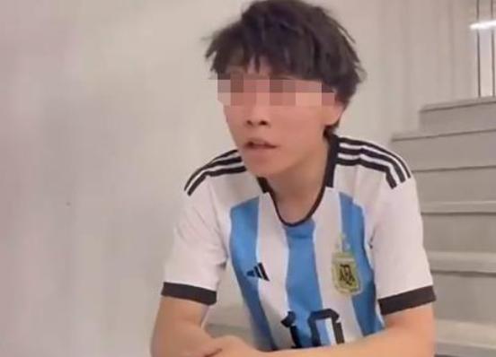 球迷冲进球场拥抱梅西特写照片,球迷冲进球场拥抱梅西官方照片