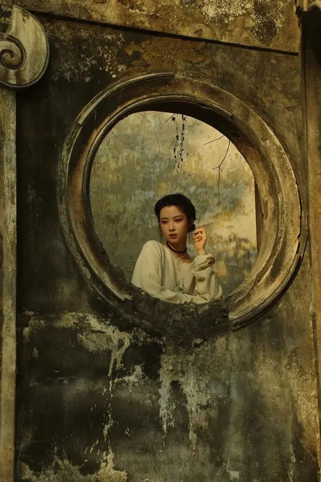 双年选|多重“穿书”的社畜猜心游戏——评《成何体统》