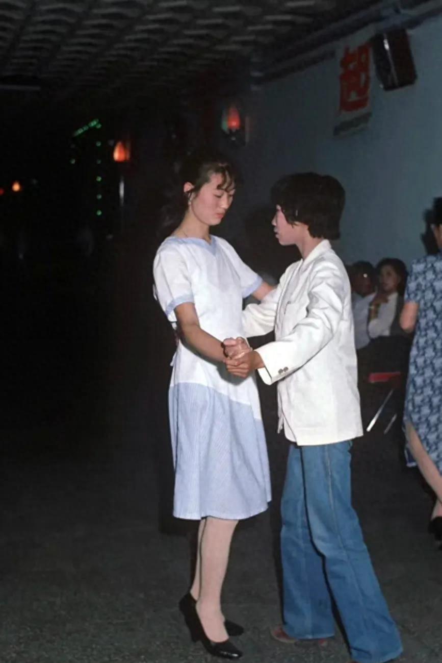 八十年代女人穿脚踩裤老照片,八十年代穿袜老照片