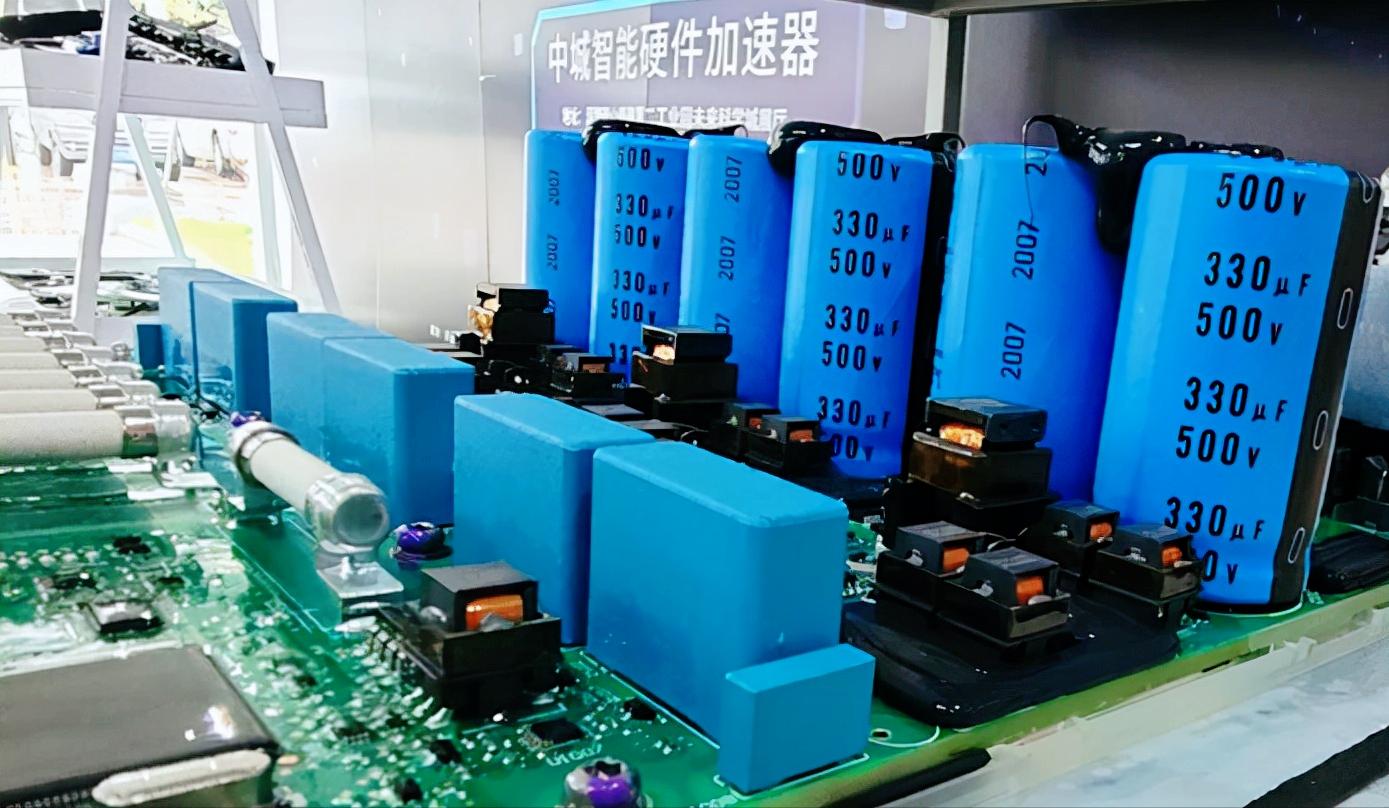 特斯拉的电机有什么优势,特斯拉用的是永磁同步电机吗