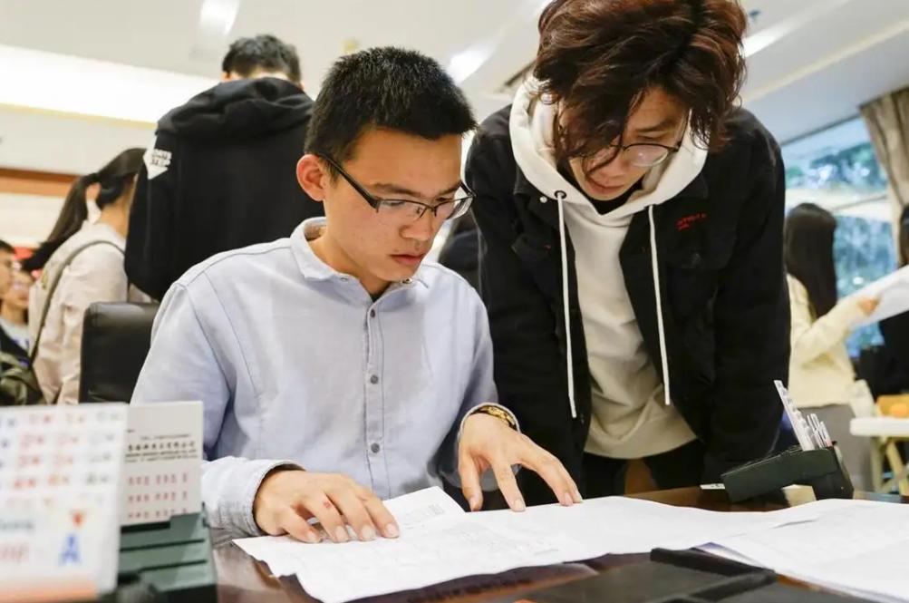 深圳底层工资一般多少钱,2022年深圳打工一般工资多少钱