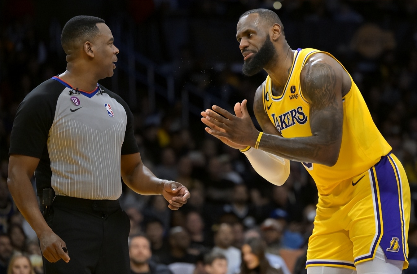 裁判偏袒湖人!冠军教练不满,罚球差5倍,詹姆斯闹事终于有回报