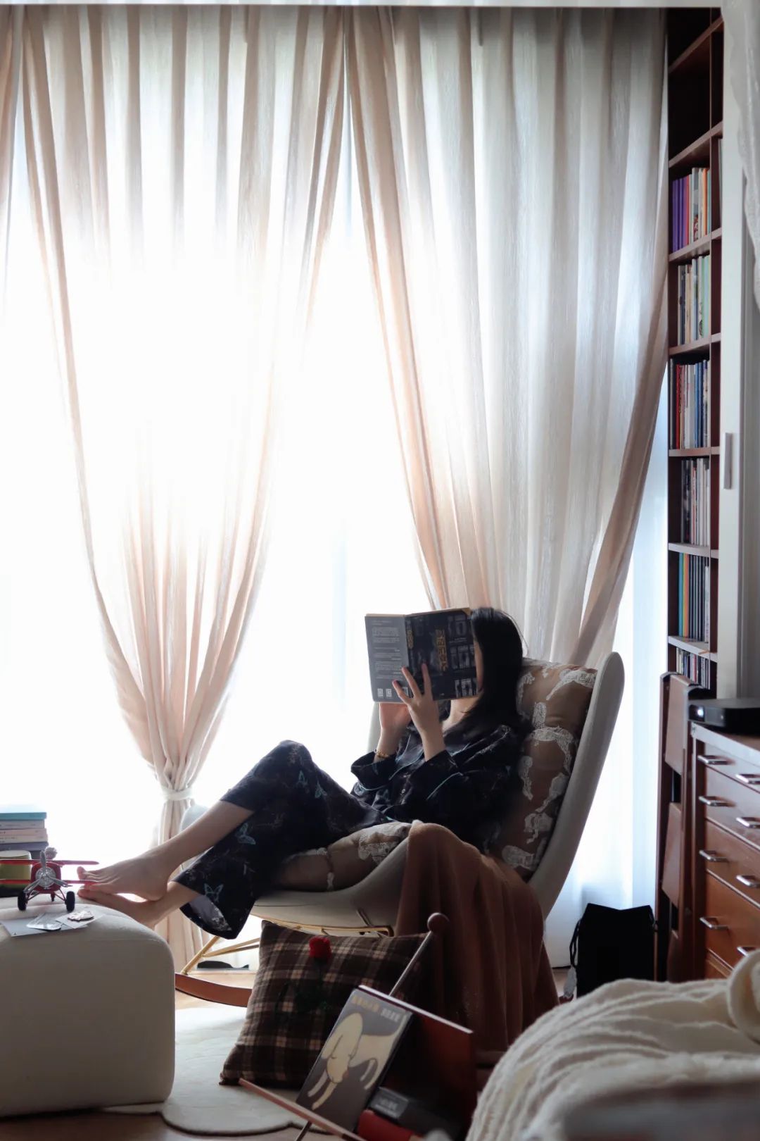 她们在1㎡极繁阅读角，找到了生活的松弛感