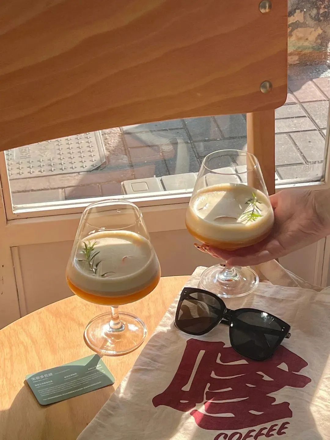 公路商店、露营咖啡...为什么这些新商业都在“去商业化”?