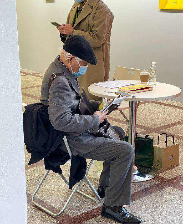 被上海爷爷圈粉了，穿衣简约爱戴帽，一身干净，老了也不油腻