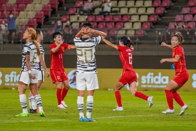 中国女足上半场0比0逼平瑞士,中国女足精彩反击