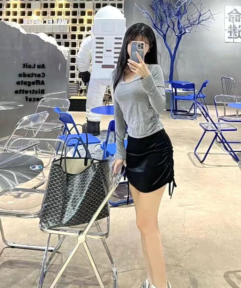 女子挑选五万奢侈包男子拒绝付款,女子相亲让男子买包