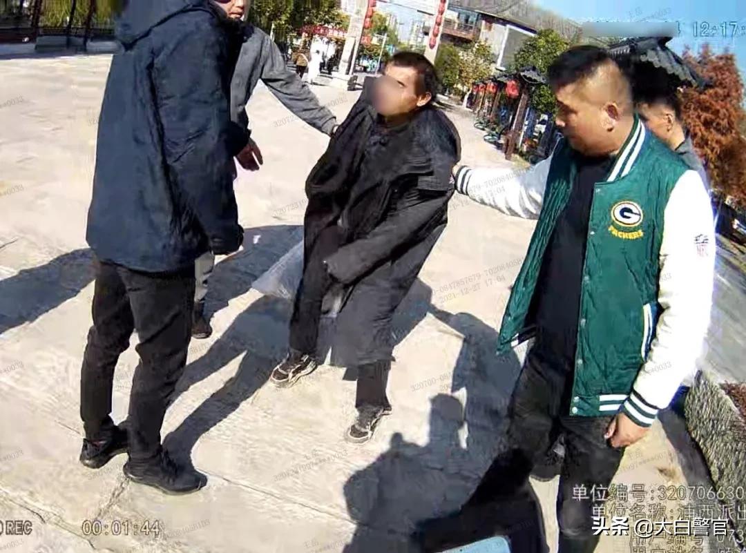 珠宝盗窃案破案,警察抓小偷偷宝石