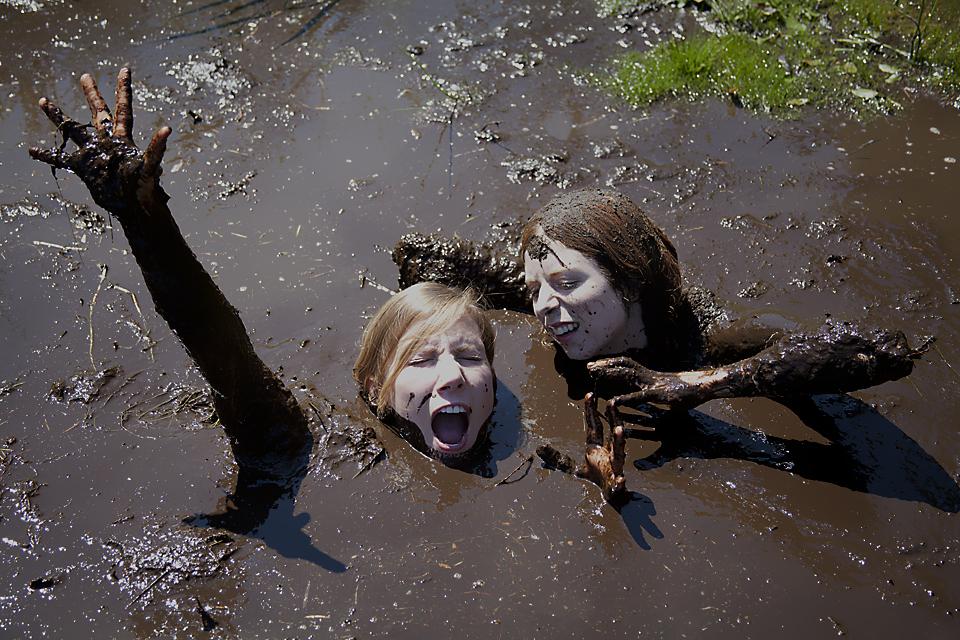 人不小心掉入流沙会怎么样,掉入流沙如何自救呢