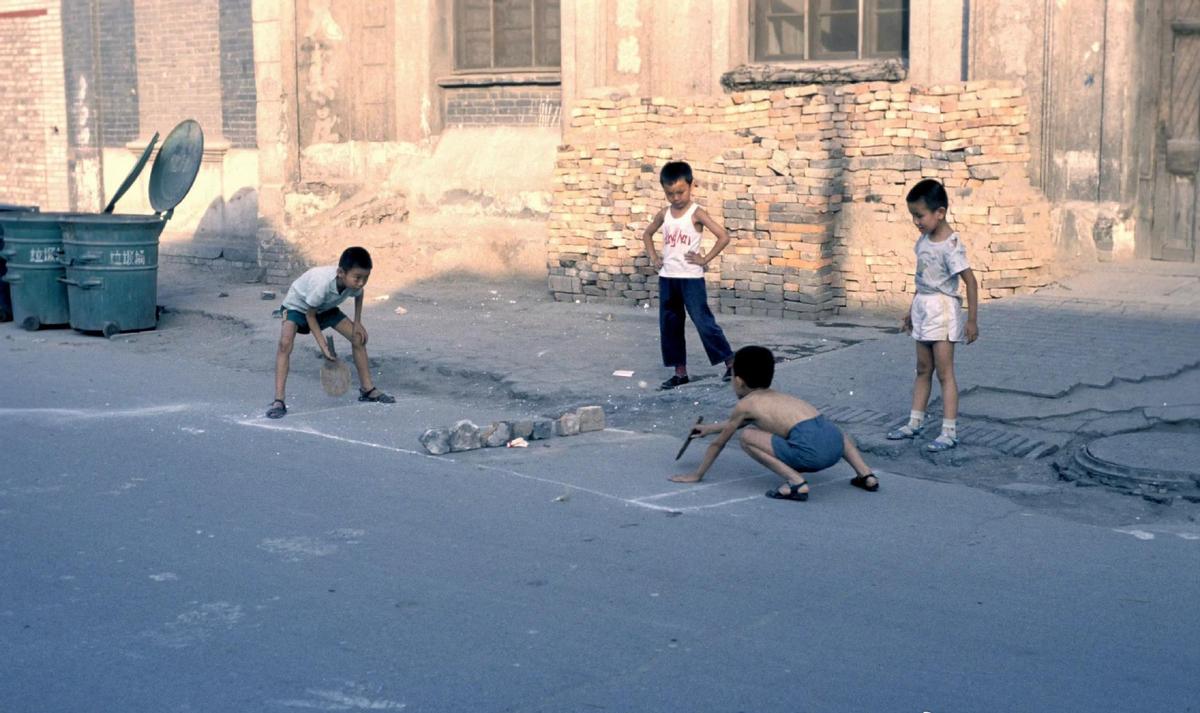 卑鄙龌龊老照片：*楼青**女子妖娆多姿，妇女露胸喂奶被孩子撕扯衣服