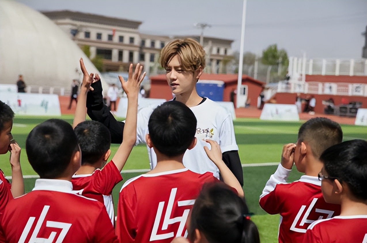 曼联官方晒鹿晗,曼联为球迷送生日祝福