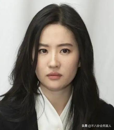 发腮堪比毁容的女星,发腮成大方脸