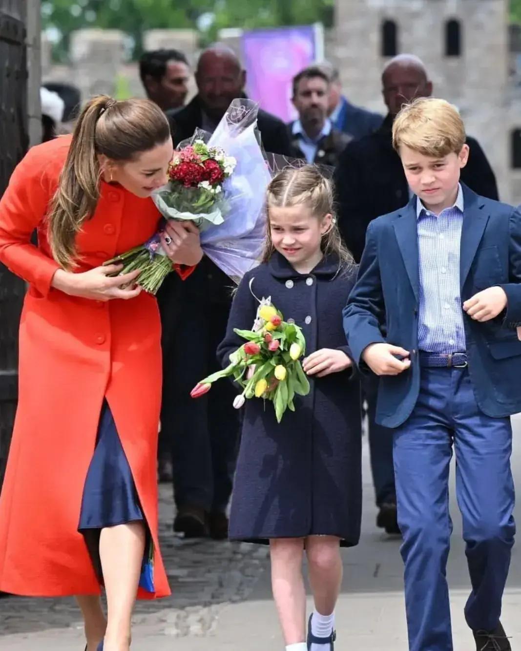 夏洛特豪气“喊话”英女足，威廉自豪做女儿传声筒，与有荣焉