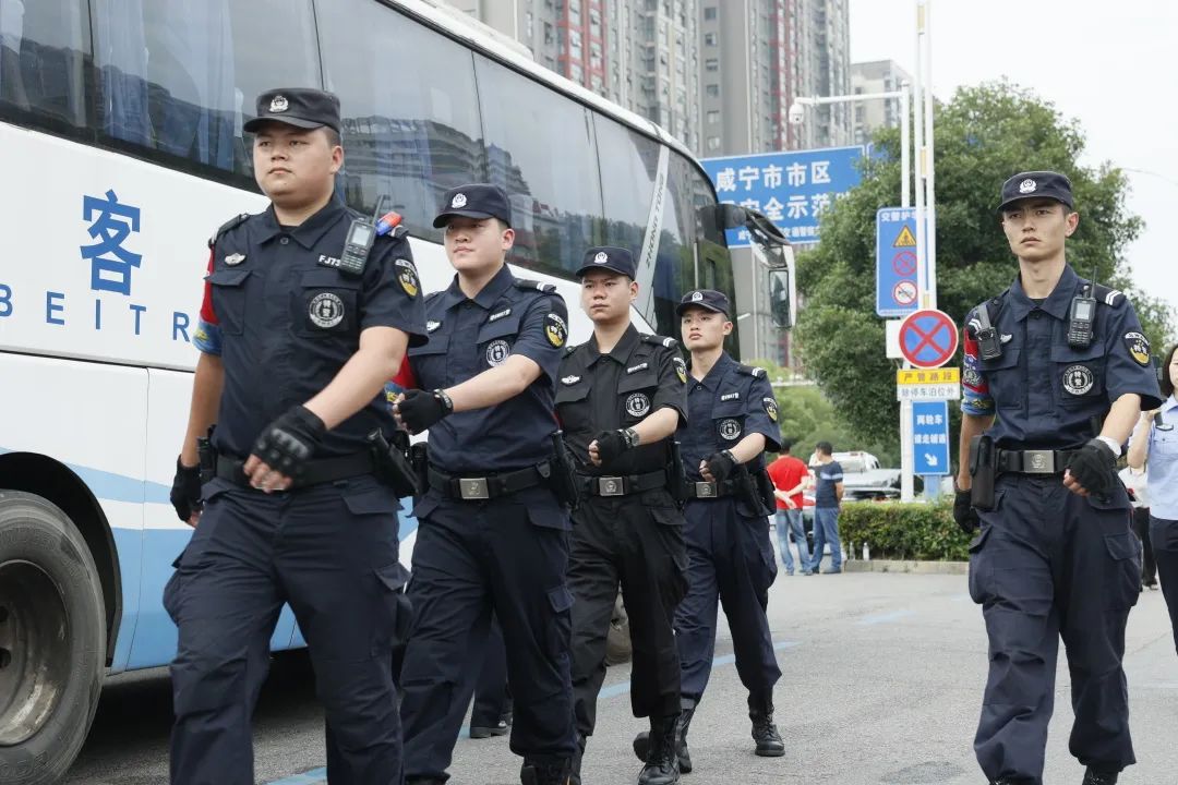 警警护航高考完整版,护航高考交警通行视频