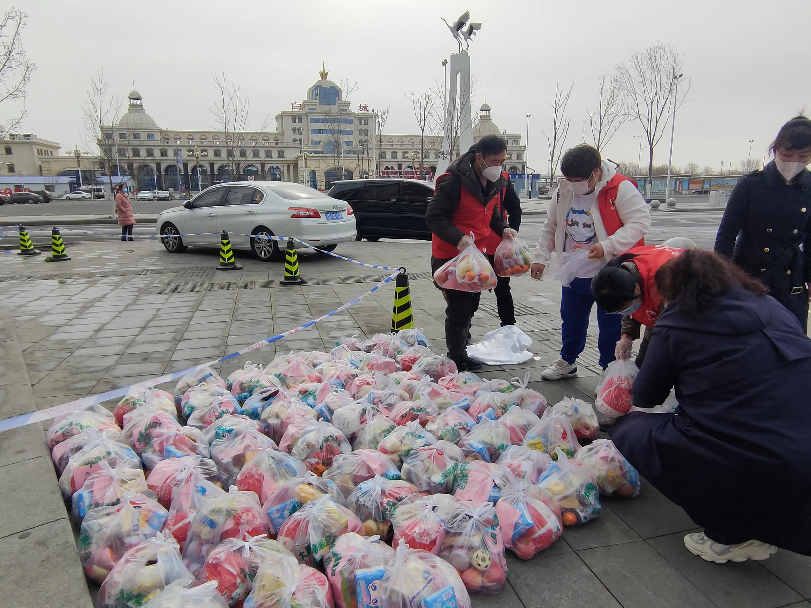 志愿服务助力打赢疫情防控阻击战,志愿服务筑起抗击疫情的万里长城