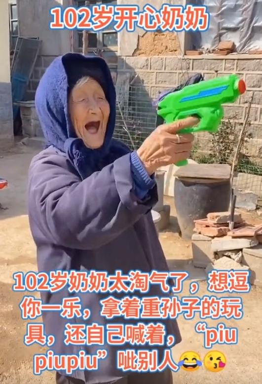 70岁儿子给100岁妈妈送拐杖,七旬老人送102岁母亲拐杖