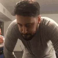 年轻人吃路边摊时遇到老板跑路,男子吃路边摊老板跑路后续