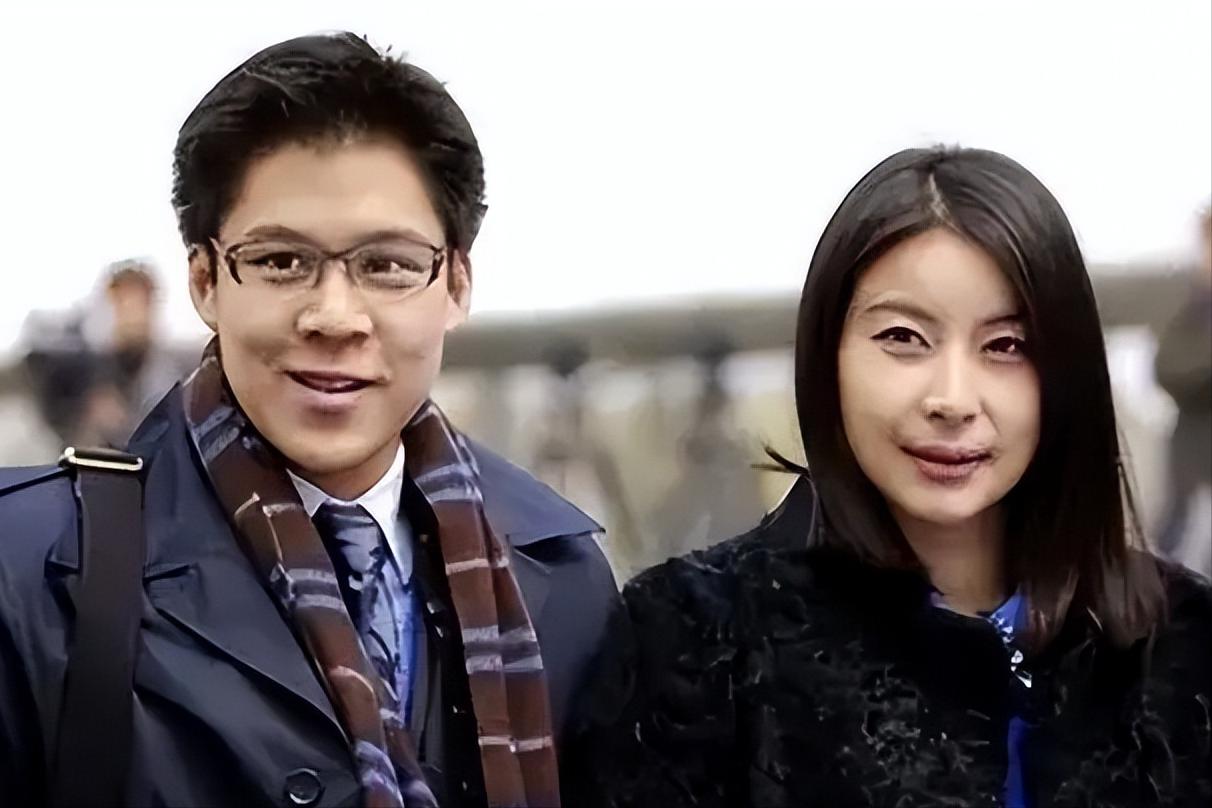 郭晶晶背小布包和老公上街购物 (郭晶晶用的帆布爱马仕包)