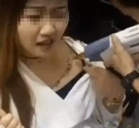 女孩被迫纹纹身,女人被迫纹身手术