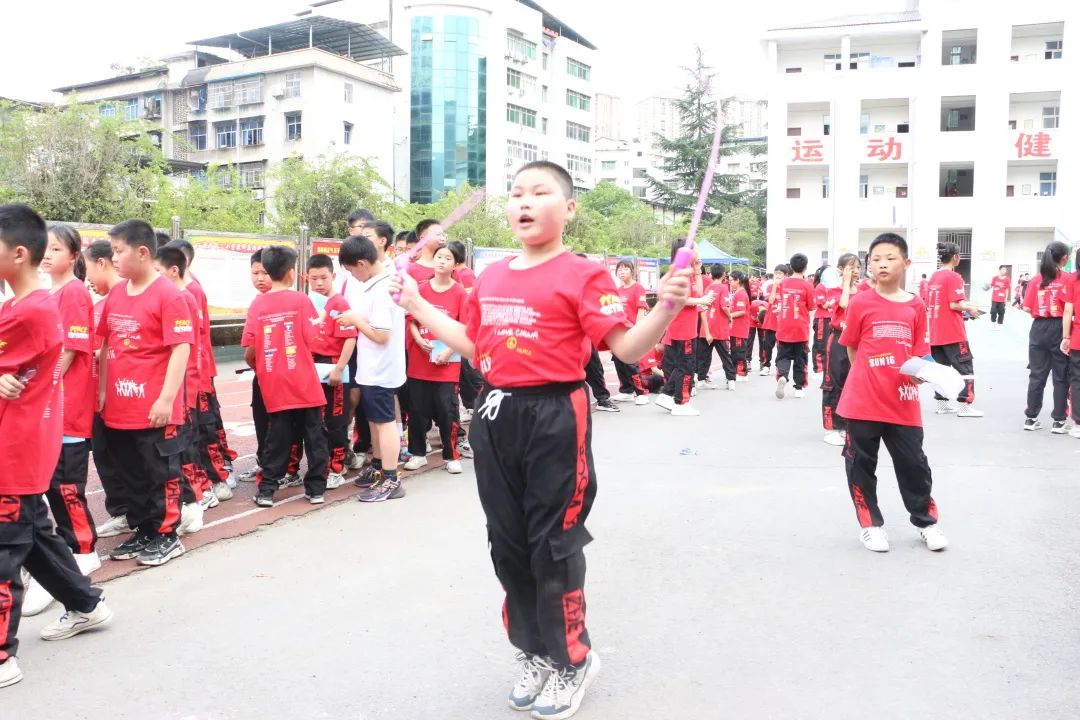 万二小举行2016级毕业典礼暨毕业班综合素质拓展活动