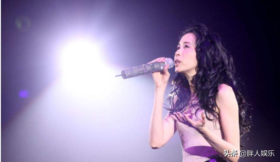 大张伟与刘迎机场秀恩爱,刘迎安抚大张伟的情绪