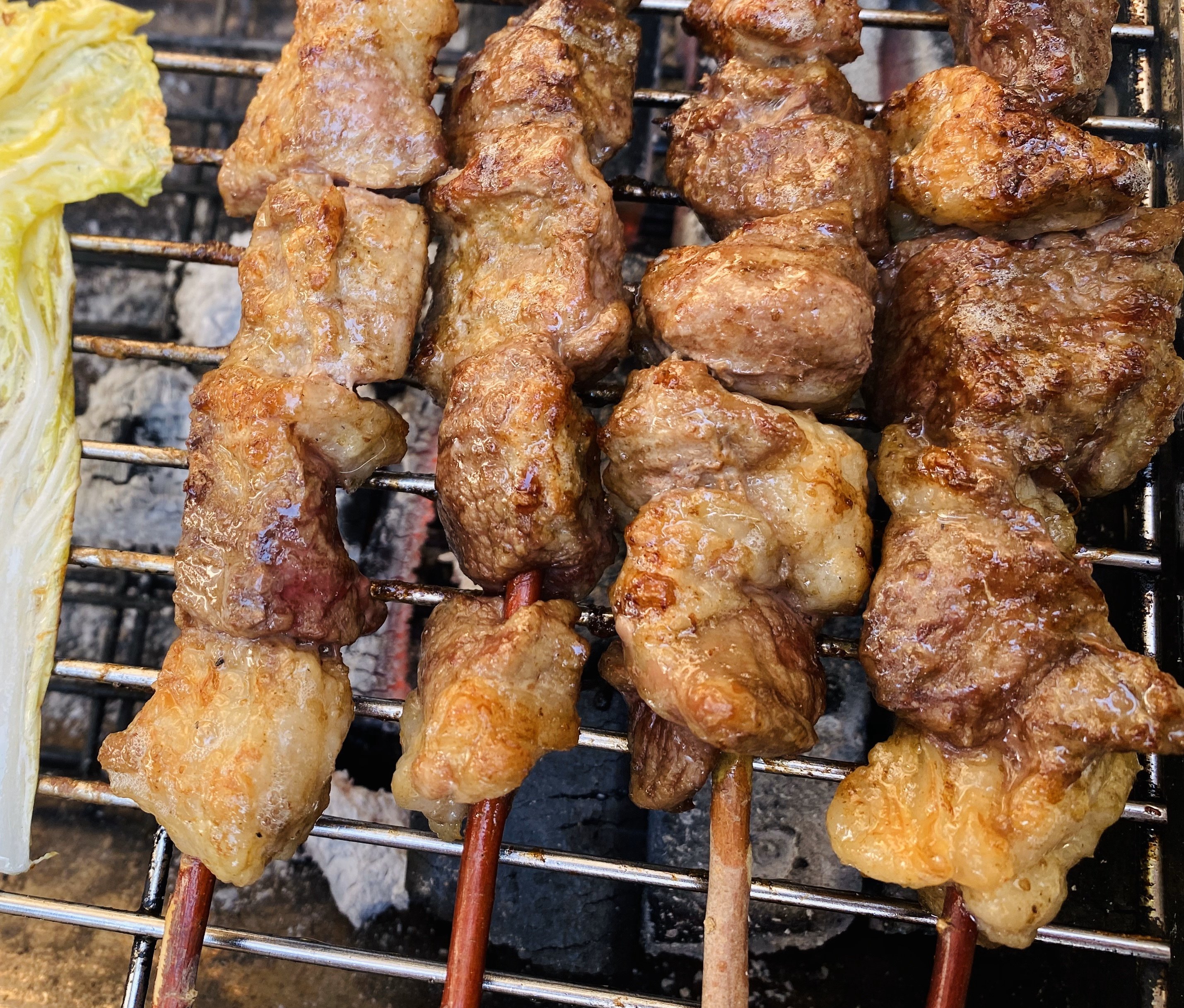 烤肉摊的秘制烤羊肉串,从腌肉到烧烤,配方详细,外焦里嫩太香了